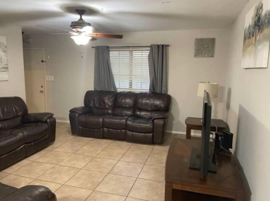 Great Getaway 2 Story Home! Harlingen Tx エクステリア 写真